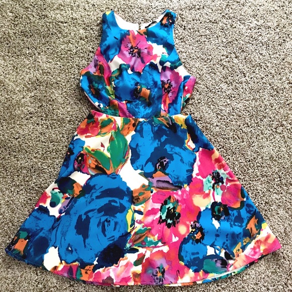 Ark & Co Dresses & Skirts - 🎉HP!🎉SIZE S Ark & Co Floral Cut Out Dress